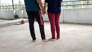 छत पर खड़ी पड़ोसी की सुन्दर बीवी को पटाया और फिर दर्द नाक चोदा XXX Bhabhi Sex